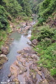 山间溪流