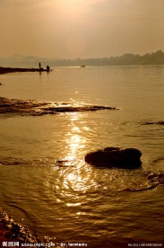 江边夕阳景色