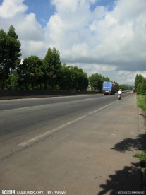 公路 蓝天 白云