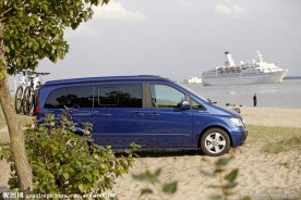 蓝色奔驰商务面包车