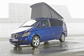 蓝色奔驰面包车