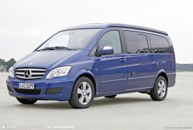 奔驰蓝色商务面包车