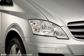 奔驰汽车前大灯