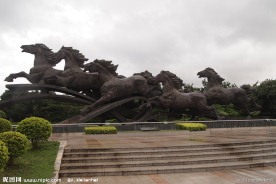 八马雕塑