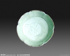定窑白釉刻花花口盘