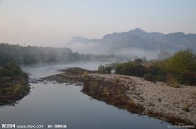 武夷山河水朦胧
