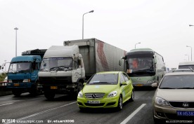 高速公路上的轿车