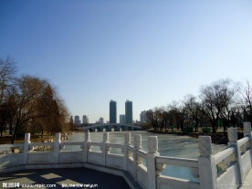 桥上看风景