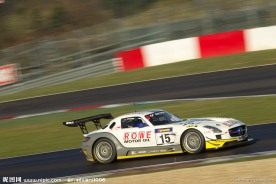 赛车场上的奔驰赛车