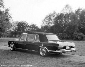 老式轿车黑白照片