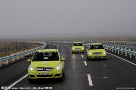 高速公路 奔驰轿车