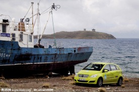 海边轮船 奔驰轿车