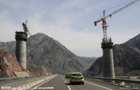 高速公路 奔驰轿车