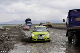 建筑工地 奔驰小轿车