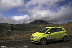 高原山路 奔驰轿车
