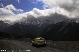 高原山路 奔驰轿车