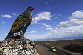 老鹰雕塑 奔驰轿车