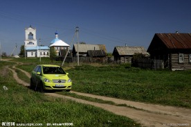 乡间小路 奔驰轿车