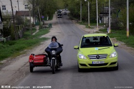 三轮摩托 奔驰轿车