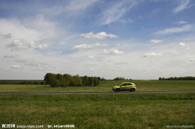 草原 奔驰车