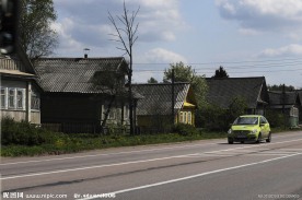 农村道路 奔驰轿车