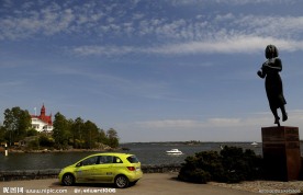 奔驰轿车和雕塑