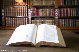 古典书架和翻开的名著