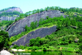 山壁 小溪