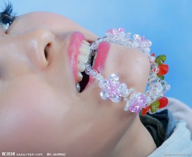 时尚的宝石手镯美女模特