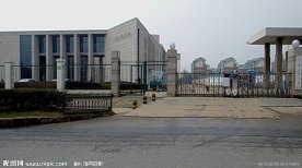 新村的门首