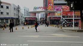 小区的门首