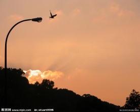 夕阳路灯