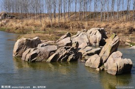 水里的山峰