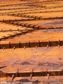 锈迹斑斑的钢铁