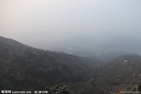 雾蒙蒙的山