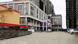新村的门首