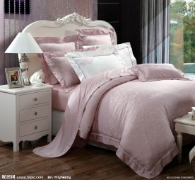 床上用品（床后部分不清晰）