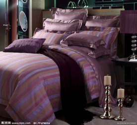 床上用品（床后部分不清晰）