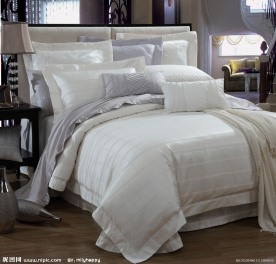 床上用品（床后部分不清晰）