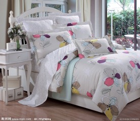 床上用品（床后部分不清晰）