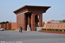 学院的门首