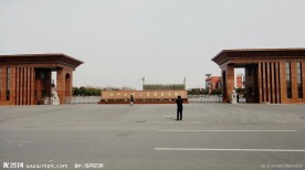 学院的门首