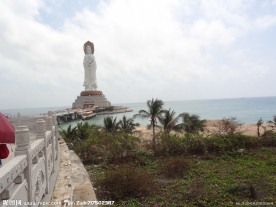 小岛中的观音雕塑