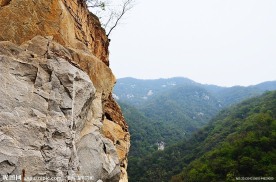 云露的石壁