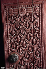 雕刻骷髅图案的尼泊尔风格木雕大门