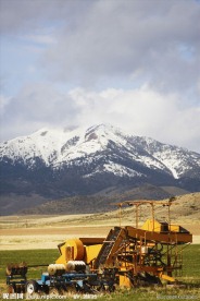 丰收 耕作 雪山 蓝天