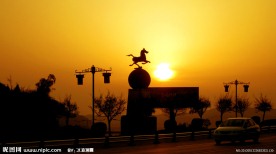马踏夕阳