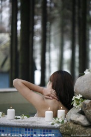 美女泡温泉