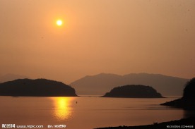 夕阳湖水
