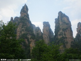 尖峰耸立